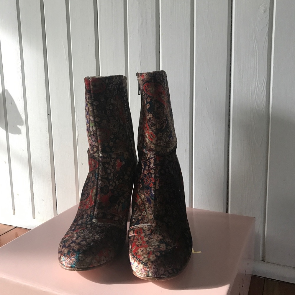 Boots - Picture 4 of 5